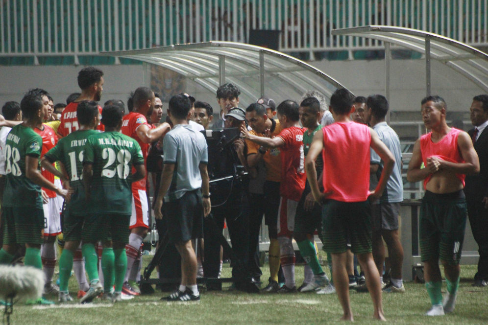 Video: Pemain PS TNI Hampir Tersambar Petir saat Latihan