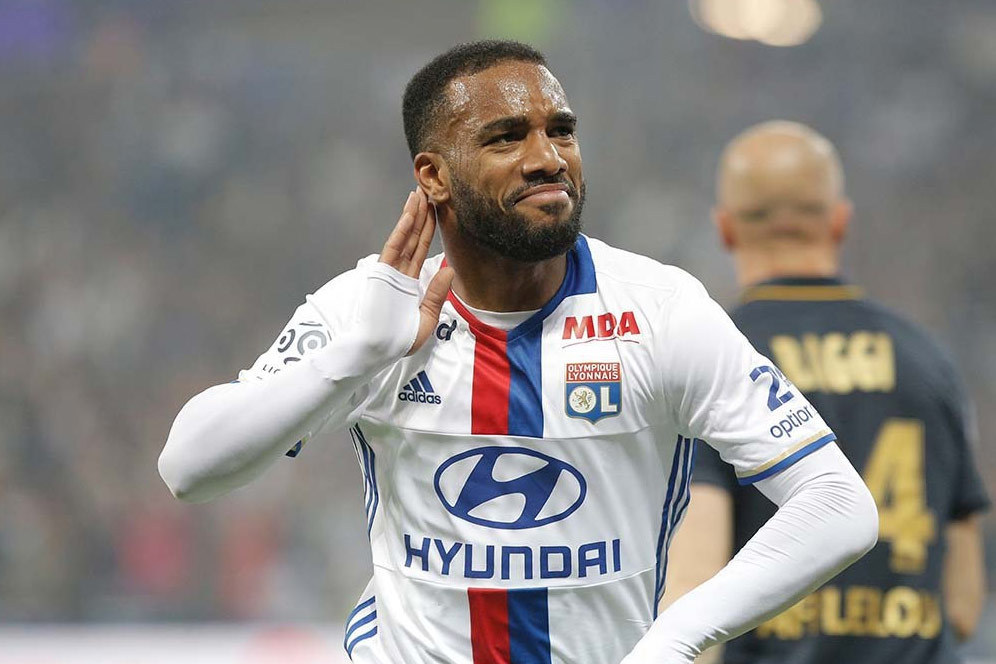 United Tengah Bicara dengan Lacazette