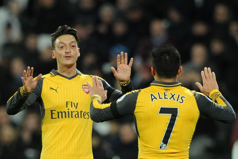 Skuat Arsenal Gerah Lihat Ozil dan Sanchez