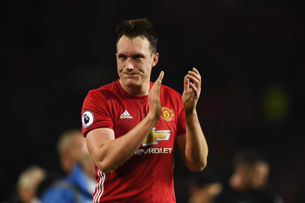 United Gelar Negosiasi dengan Phil Jones