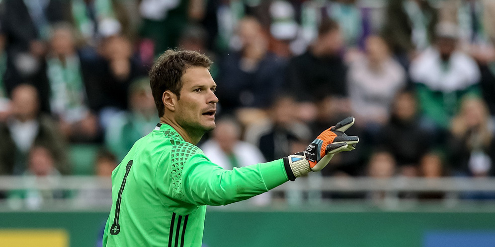 Begovic Anggap Liverpool Malas Bertahan