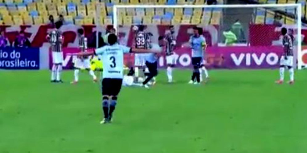 Video: Gol Indah Ala Roberto Carlos Terulang di Brasil