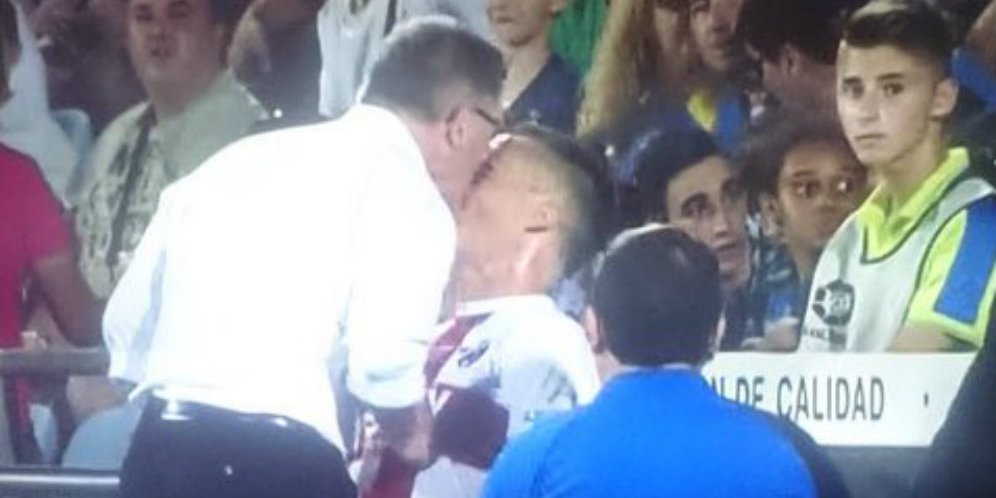 Emosi Jiwa, Pelatih Ini Menanduk Anak Buahnya Sendiri