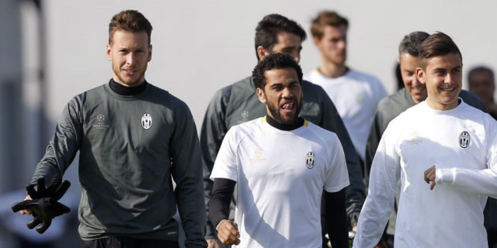 Neto bersama Dani Alves dan Paulo Dybala