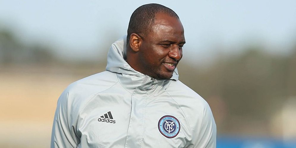 Dirumorkan Jadi Manajer Premier League, Vieira Tertawa