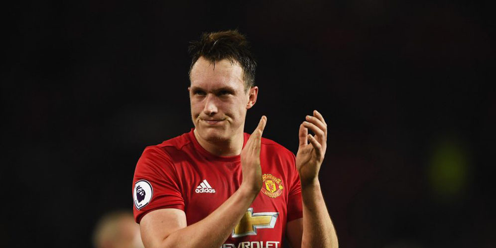 Phil Jones Aman di MU