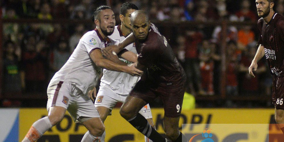 Penalti Reinaldo Elias Bawa PSM Makassar ke Puncak Klasemen
