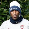 Pertahanan Bocor, Sol Campbell Tawarkan Diri Kembali ke Arsenal