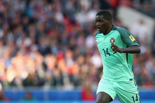 Gelandang Bertahan - William Carvalho