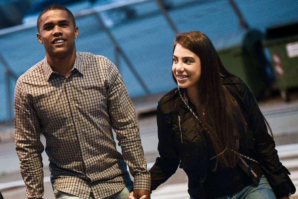 Galeri: Douglas Costa Tiba di Turin Didampingi Sang Istri