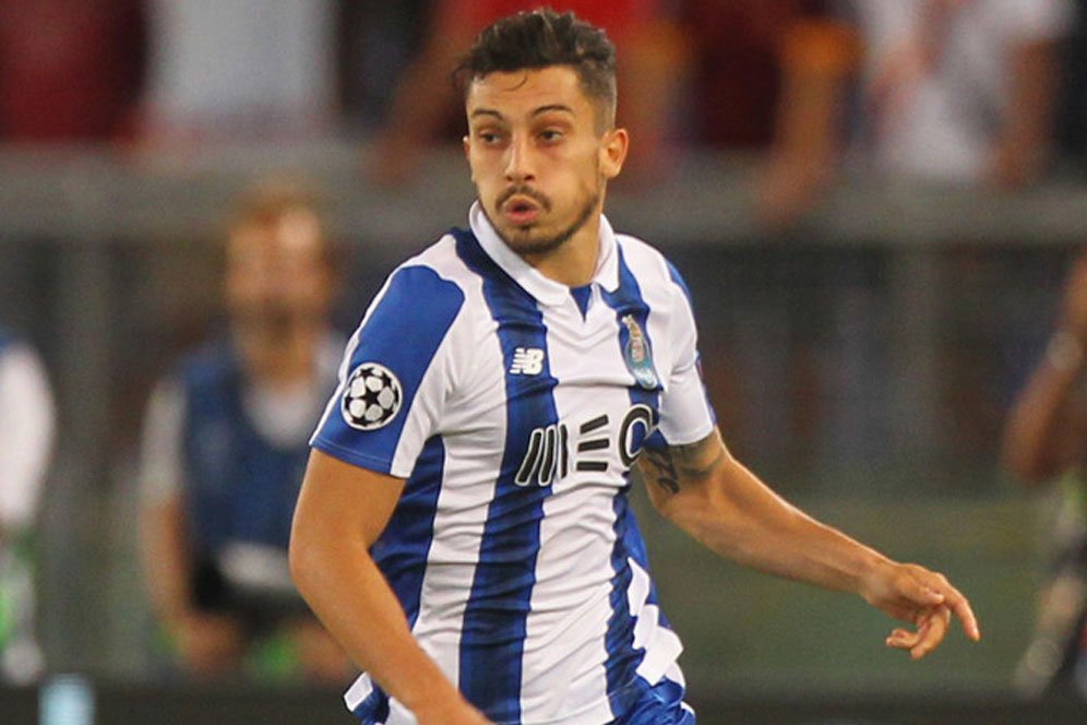 MU Coba Bajak Transfer Alex Telles ke Chelsea