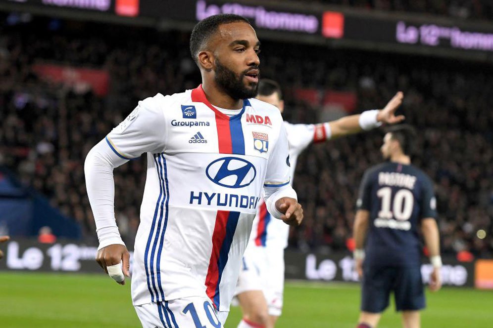 Lyon Bantah Lacazette Ditukar Dengan Giroud