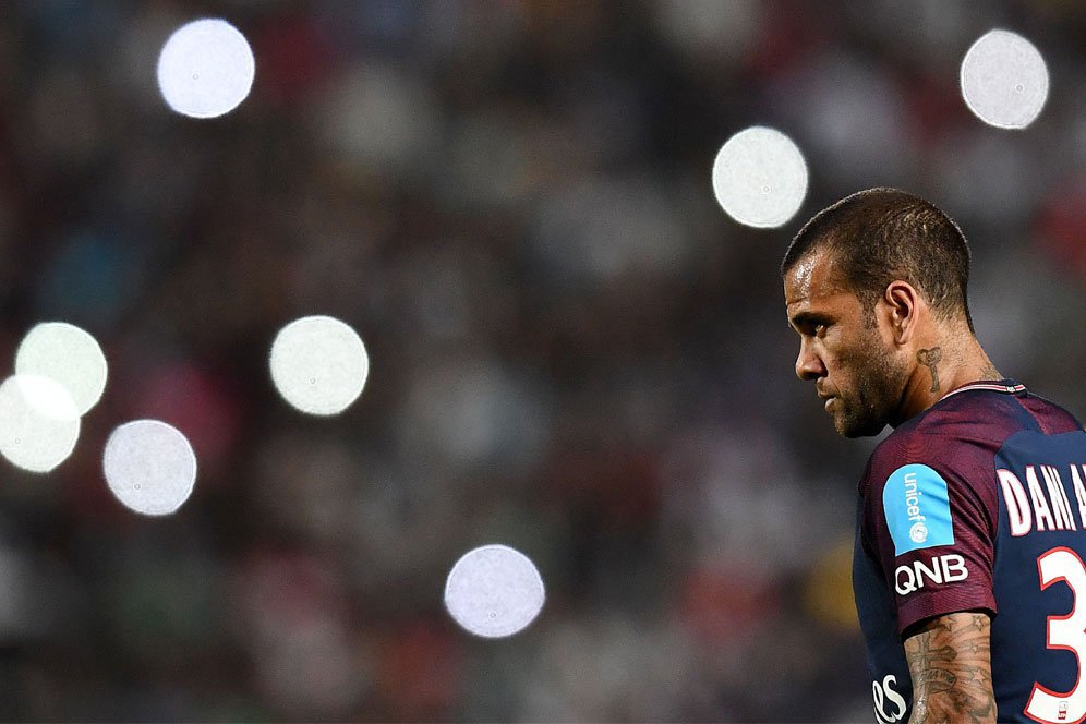 Diejek Sampah Oleh Fans Barca, Dani Alves Balas Pakai Cinta