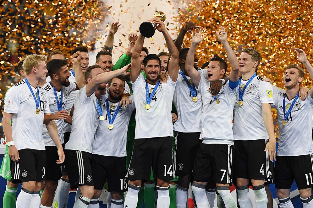 Video: Skuat Jerman Invasi Konpers Untuk Selebrasi Juara