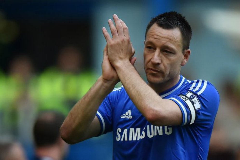 Masih Ingat Momen Terry Angkat Trofi UCL Dengan Jersey Lengkap Chelsea? Ini Penjelasannya