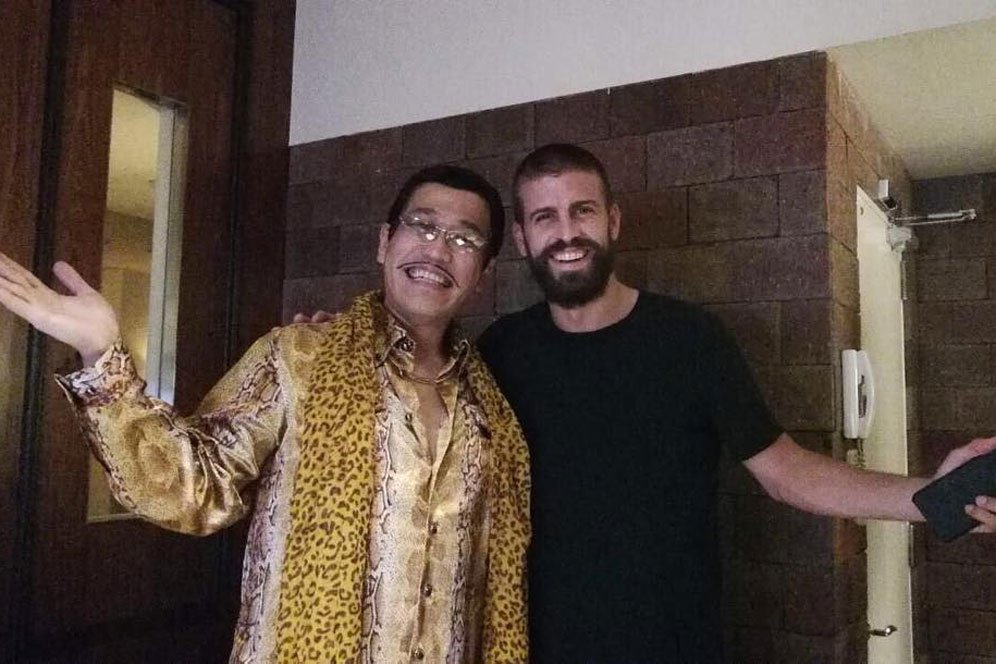 Aksi Kocak Duet Pique dan Pikotaro Nyanyikan 'PPAP'