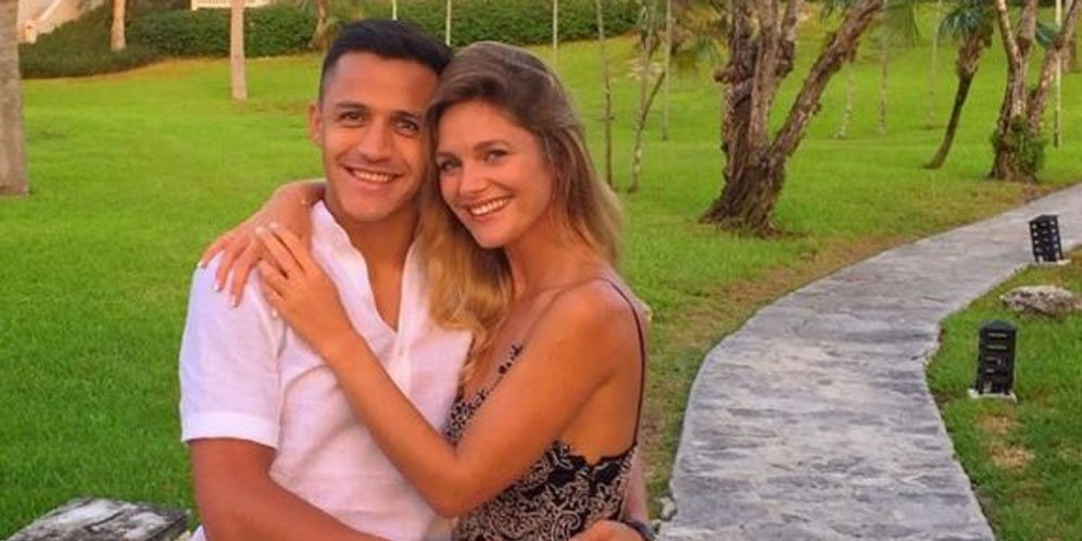 Liburan, Alexis Sanchez Mesra dengan Pacar Anyar