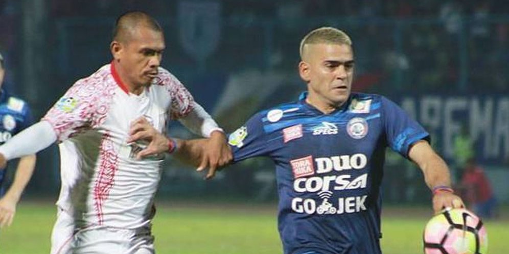 Persipura Bekuk Arema di Kanjuruhan