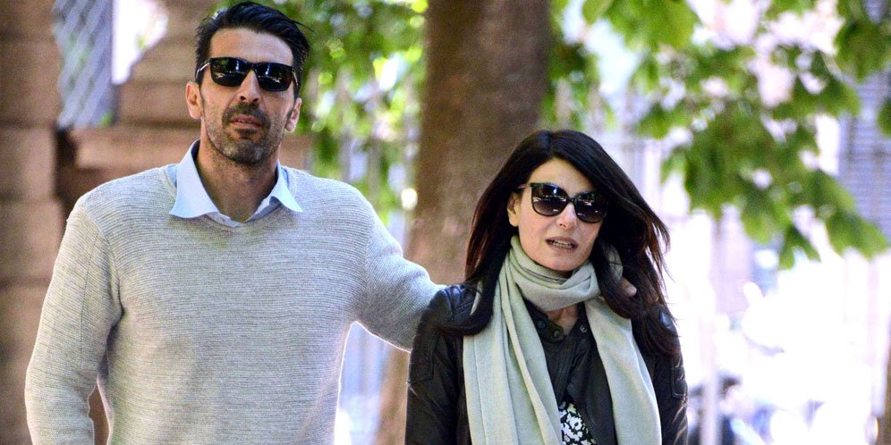 Foto Liburan 'Nakal' Buffon dan Sang Pacar Jadi Viral