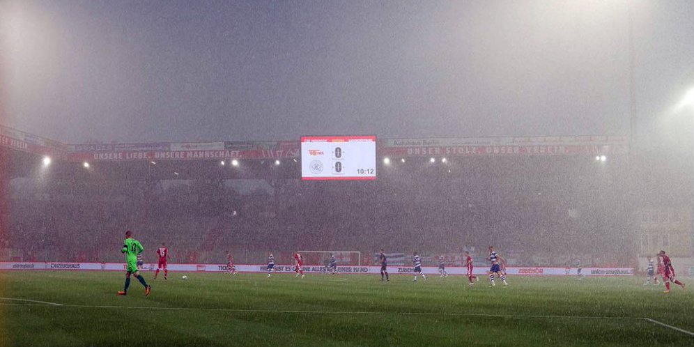 Laga Ditunda Karena Lapangan Tergenang, Yang Dilakukan Dua Tim Ini Sungguh Tidak Terduga