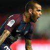 Alves: Neymar Harus Keluar dari Bayang-bayang Messi