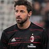 Putra Kiper Milan Ber-jersey Juve, Apa Yang Kamu Pakai Itu?!