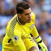 Ederson Sesumbar Bisa jadi Gelandang Manchester City