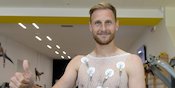 Cedera Kambuhan, Howedes Tunda Debutnya