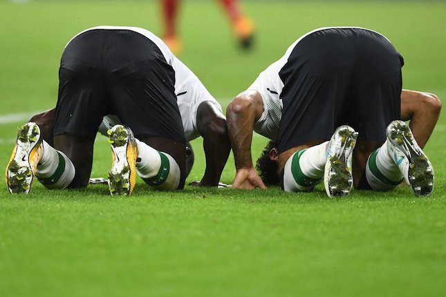 Selebrasi sujud syukur Sadio Mane dan Mohamed Salah (c) AFP