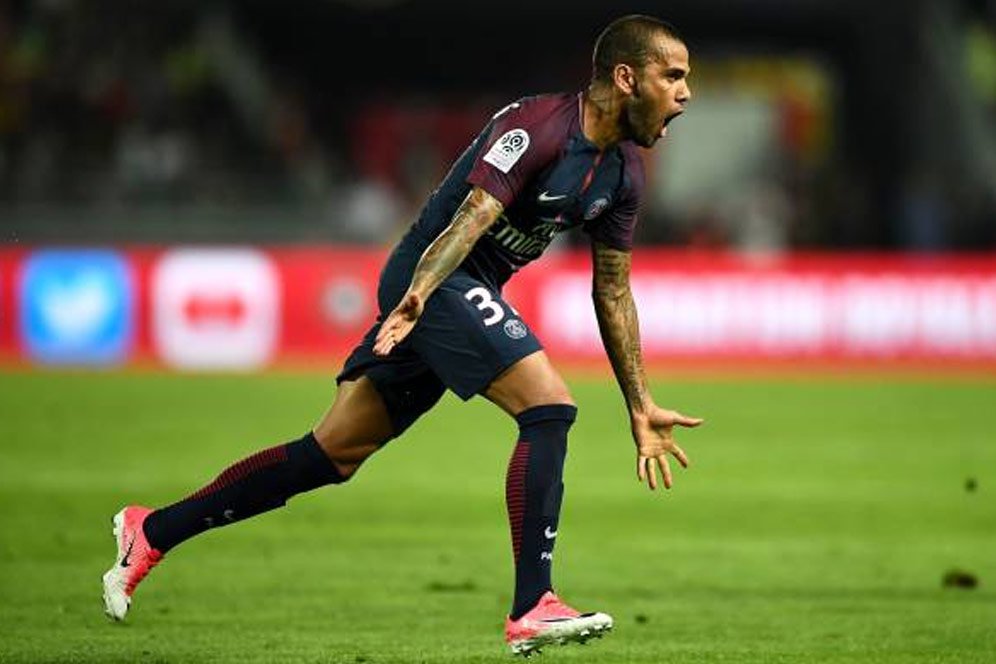 Insiden Neymar dan Cavani, Alves Bantah Jadi Provokator