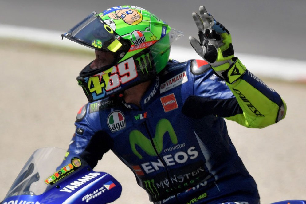 Rossi Serahkan Helm Mugello ke Keluarga Hayden