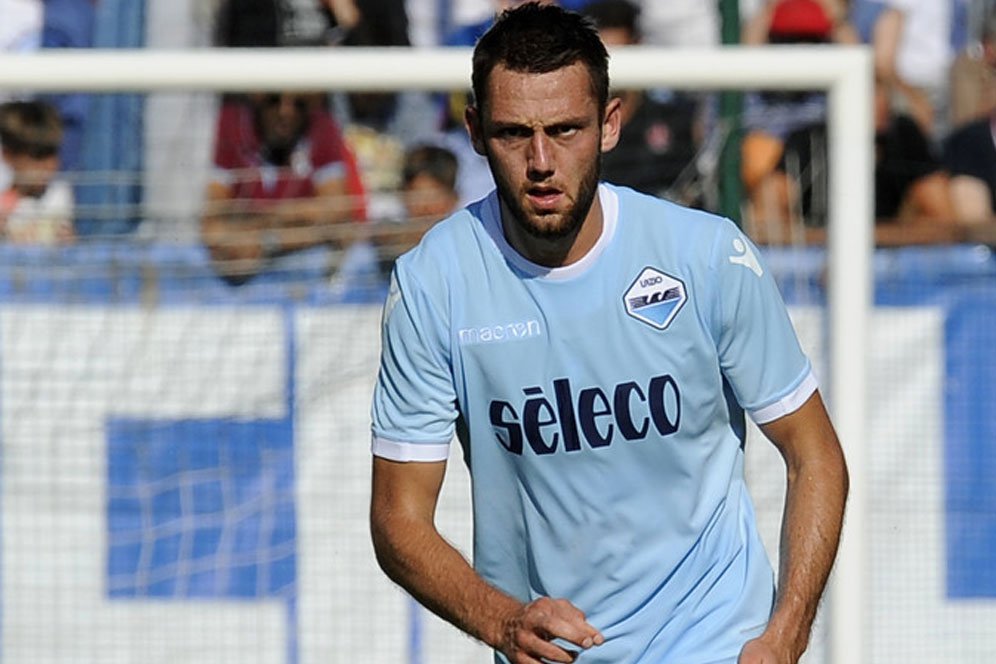 Tinggalkan Lazio, De Vrij Disebut Akan Gabung MU