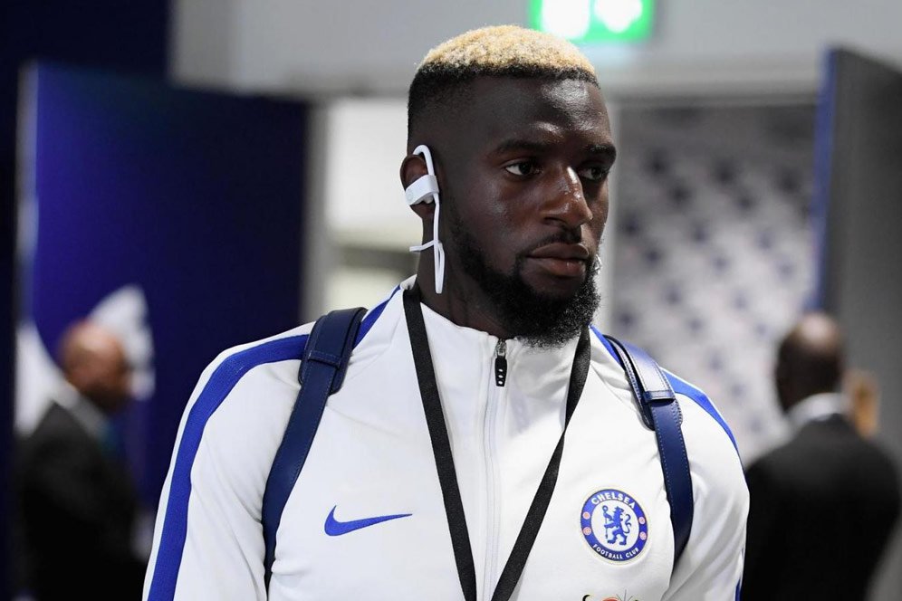 Performa Bakayoko Dikritik, Conte Pasang Badan