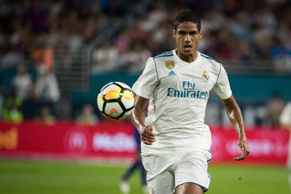 Varane Resmi Teken Kontrak Baru di Real Madrid