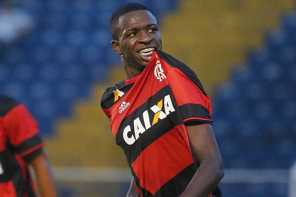 Vinicius Diklaim Belum Siap Gabung Madrid