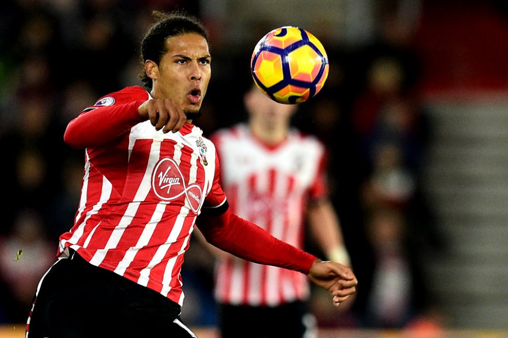 Berburu Bek Baru, City Prioritaskan Van Dijk