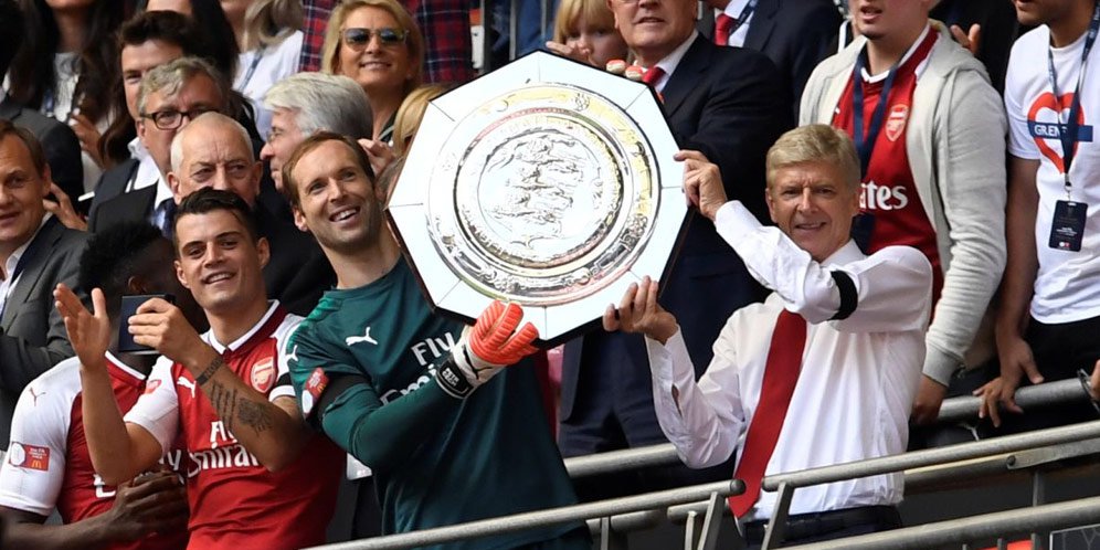 Wenger dan Petr Cech memegang Piala Community Shield.