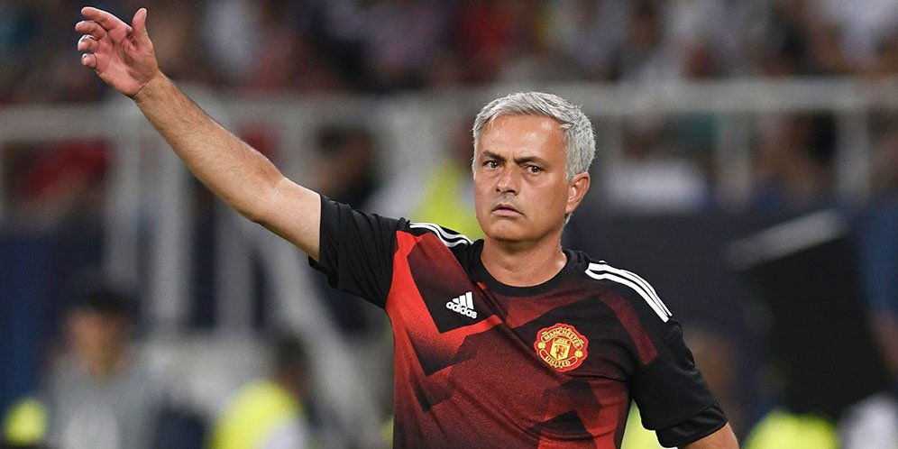 Menang, Mourinho Malah Ejek Fans MU