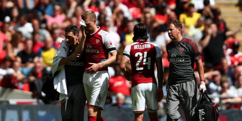 Wenger Bicara Soal Cedera Mertesacker Wenger Bicara Soal Cedera Mertesacker