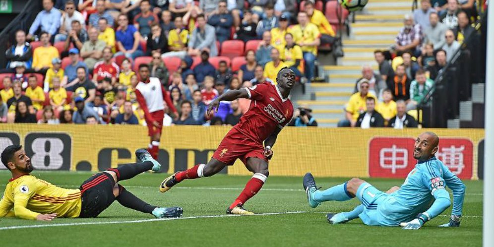 Sadio Mane mengancam gawang Watford.