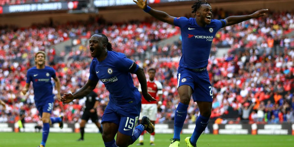 Victor Moses rayakan golnya ke gawang Arsenal.