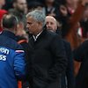 Hughes dan Mourinho Bicara Soal Insiden Jabat Tangan