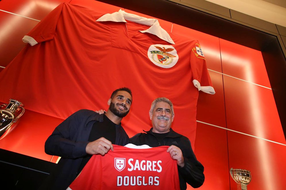 Tak Memuaskan, Benfica Kembalikan Douglas ke Barca