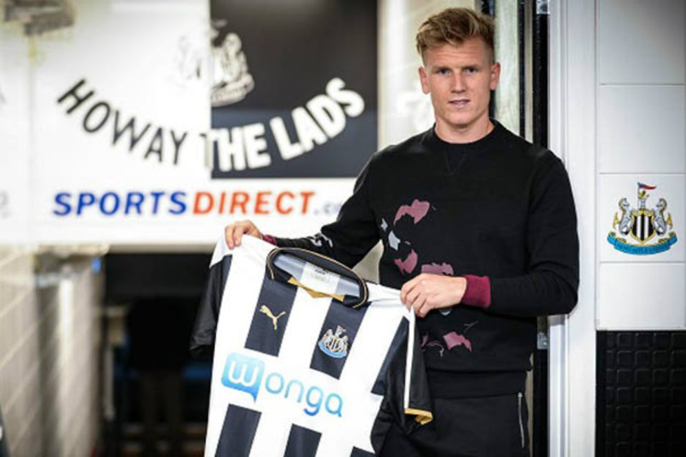 Lakukan Pelanggaran Mirip Mane, Pemain Newcastle Ini Lolos dari Kartu Merah