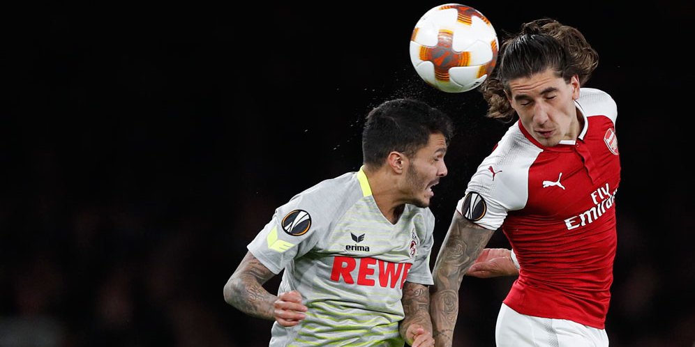 Hector Bellerin berduel udara dengan Leonardo Bittencourt