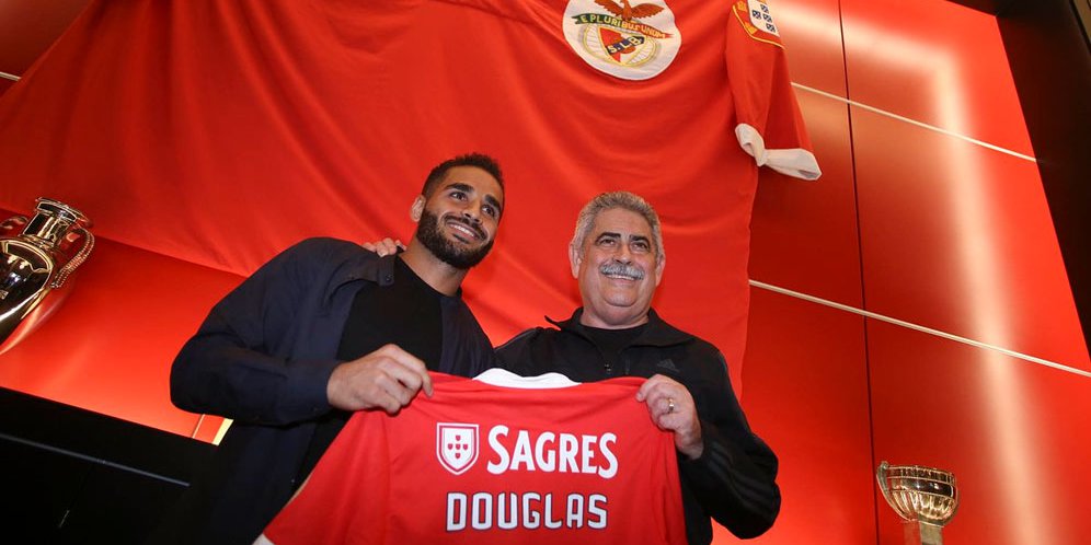 Tak Memuaskan, Benfica Kembalikan Douglas ke Barca