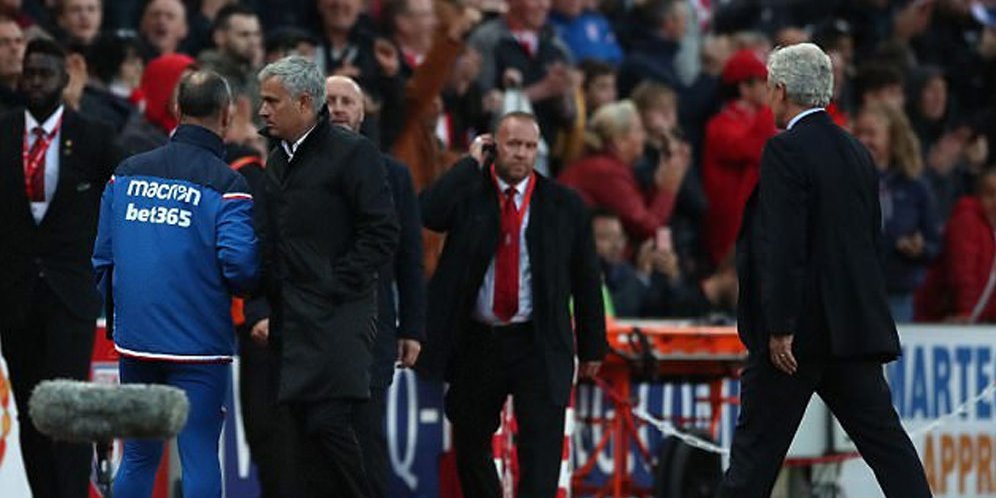 Hughes dan Mourinho Bicara Soal Insiden Jabat Tangan