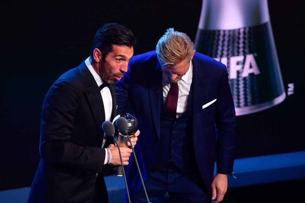 Buffon Menangkan Trofi Best FIFA Goalkeeper 2017 Buffon Menangkan Trofi Best FIFA Goalkeeper 2017
