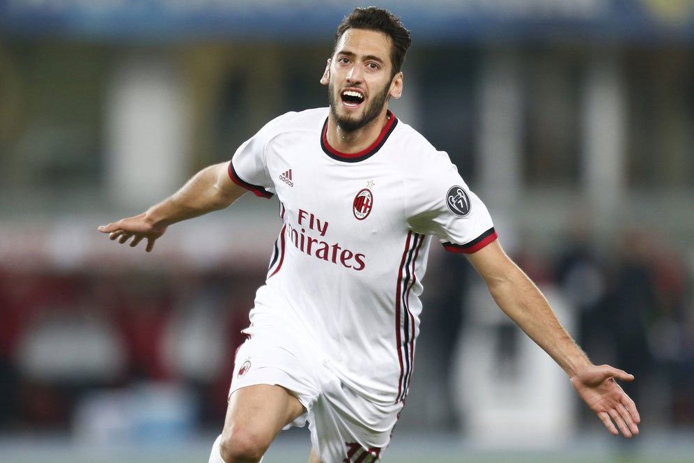 Belum Lama Dibeli, Milan Sudah Ingin Jual Calhanoglu