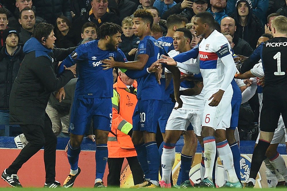 Fans Everton Yang Tonjok Pemain Lyon Sambil Gendong Bayi Dihukum Seumur Hidup